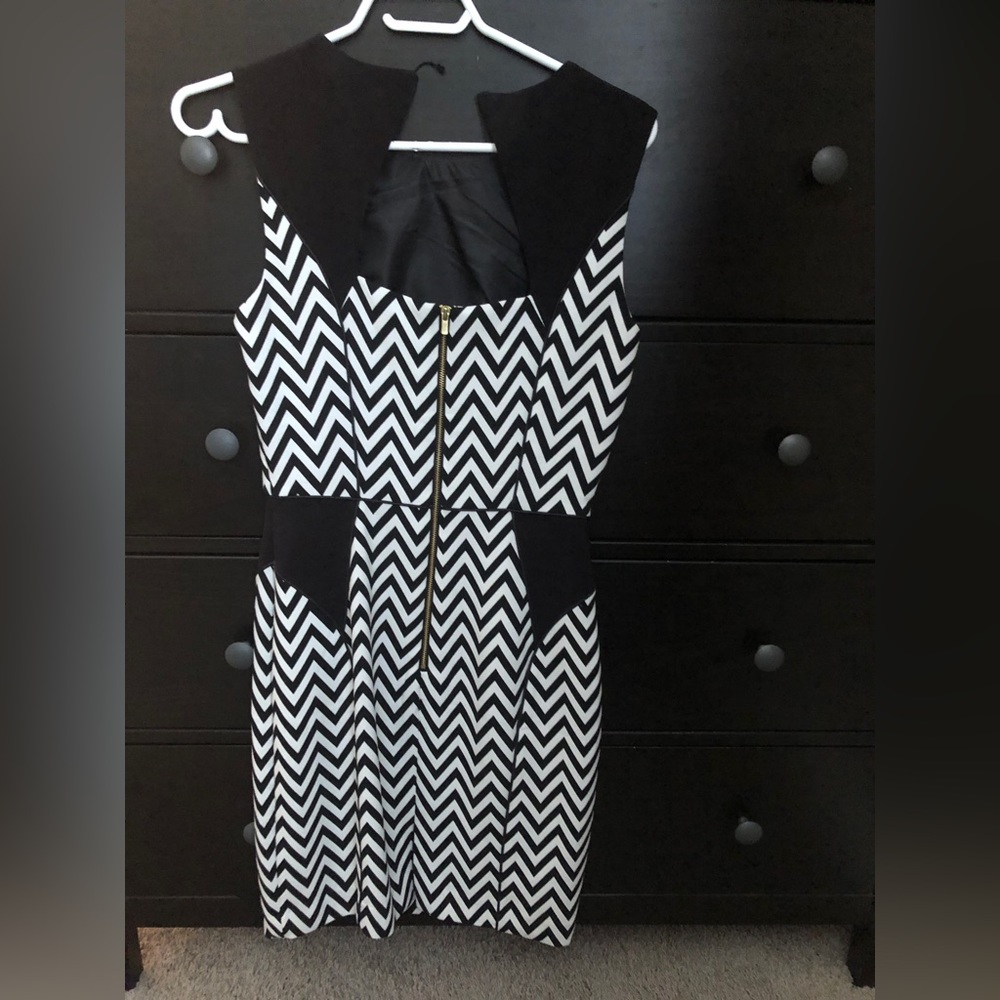 HOST PICK 🤩H&M Black and White Chevron Dress - Picture 2 of 3